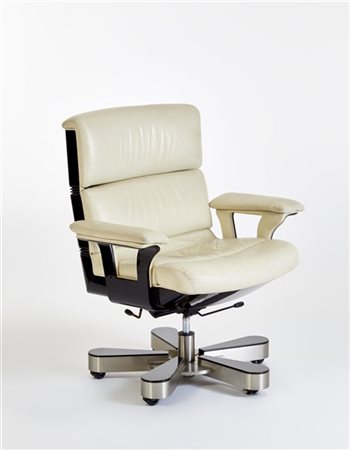 Poltrona da ufficio girevole a rotelle con rivestimento in pelle bianca, base i