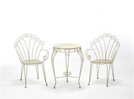Coppia di poltroncine e tavolino in ferro verniciato bianco. Italia, anni '50.