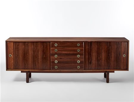 Sideboard a due sportelli a scorrimento e cinque cassetti nella fascia centrale