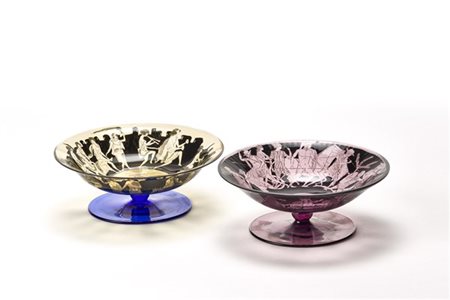 Lotto di due alzatine in vetro rispettivamente blu/pagliesco e ametista, dipint