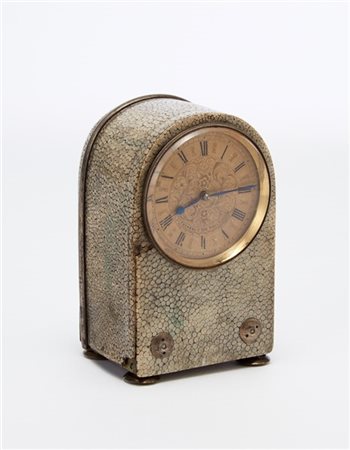 Orologio da tavolo Déco in ottone, rivestito in galuchat grigio-crème. Quadrant