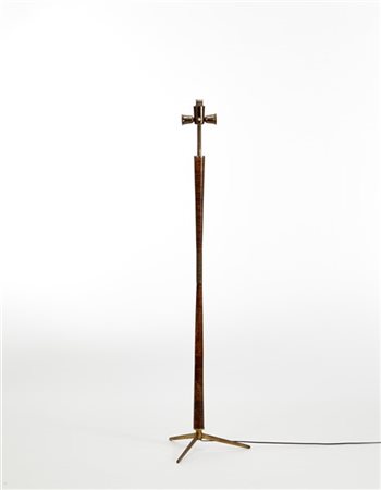 Stilnovo (Attribuito)
Lampada da terra con fusto in ottone e radica, base a trep