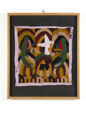 Ricamo in lana policroma raffigurante una composizione geometrica con una colom