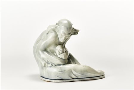 L. Gramignani Scultura Art Déco raffigurante una scimmia con il piccolo tra le b