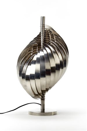 Lampada da tavolo di forma spiraliforme in acciaio inox tornito e in lamine in