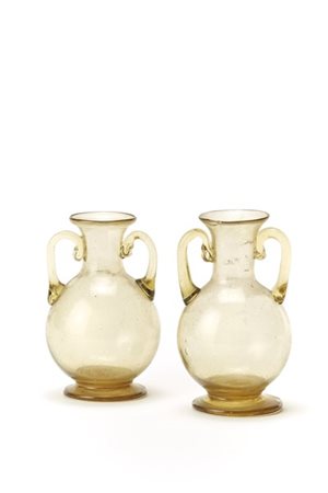 Manifattura di Murano Coppia di piccoli vasi biansati in vetro soffiato pagliesc