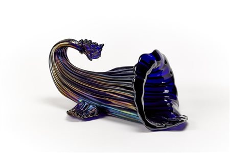 Archimede Seguso Grande cornucopia in vetro soffiato blu a profonde costolature,