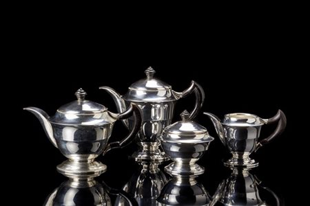 Servizio Art Déco da the e caffè in argento a corpo liscio di gusto barochetto