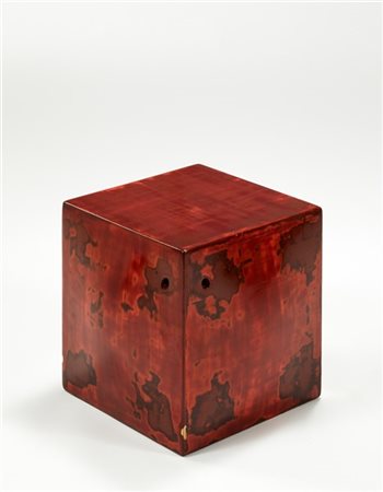 Pierre Legrain (Attribuito)
Pouff in legno rivestito in lacca rossa maculata. Fr