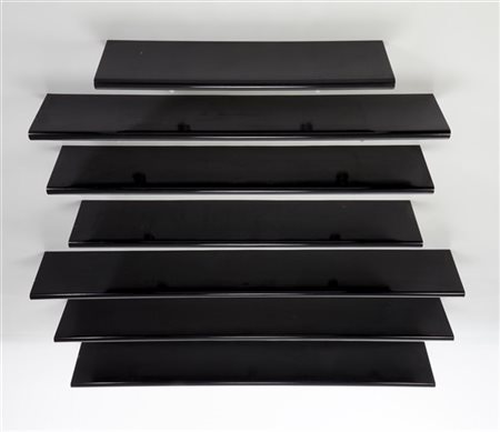 Azucena (Attribuito)
Lotto di sette mensole in legno laccato nero di diversa lun