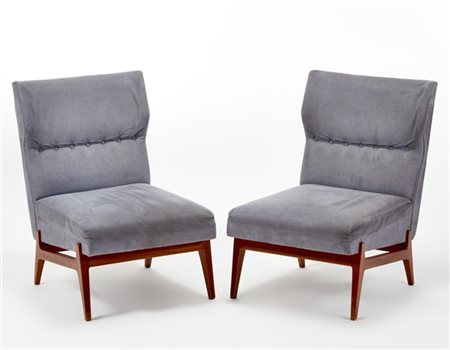 Coppia di poltroncine con struttura in legno massello e rivestimento in alcanta