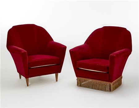 Due poltrone imbottite e rivestite in velluto color prugna, piedini troncoconic