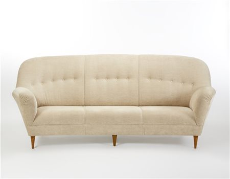 Divano a tre posti rivestito in velluto creme, piedini troncoconici in legno. I