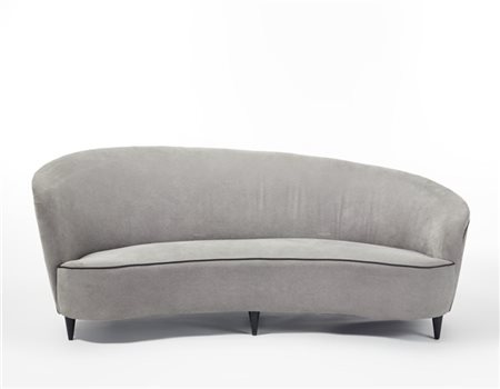 Divano di forma mossa con rivestimento in velluto grigio e piedini troncoconici