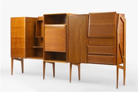 Mobile credenza in legno a tre ante di cui una con fronte grissinato, ribalta l