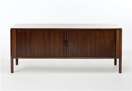 Mobile basso a due ante scorrevoli. Italia, anni '60. Legno teak massello e imp