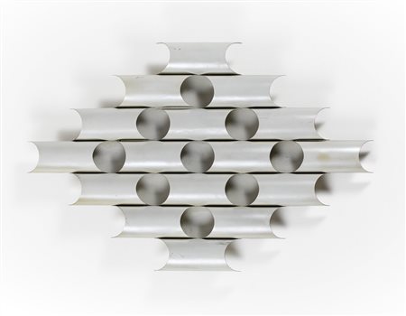 Applique in acciaio verniciato bianco perlaceo. Italia, anni '70. (cm 74x107) (