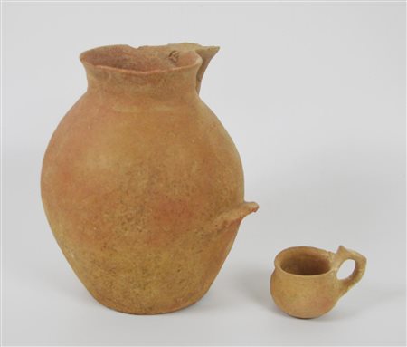 GIARA CON BECCUCCIO E ATTINGITOIO DATAZIONE: III-II millennio a.C. MATERIA E...