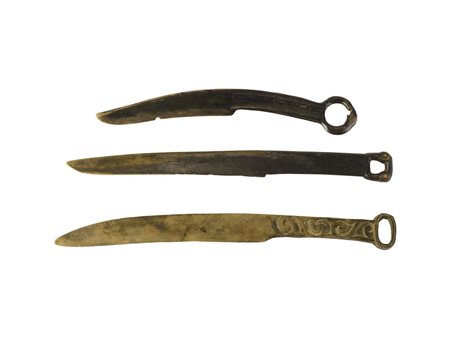 TRE PUGNALI DATAZIONE: III sec. a. C. MATERIA E TECNICA: bronzo fuso e...