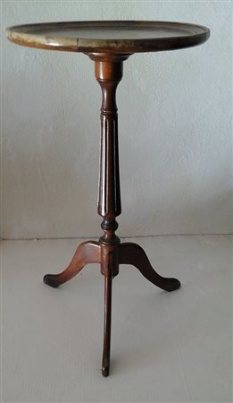 Tavolino rotondo in noce diametro cm.33 h.cm.59 XIX secolo - difetti