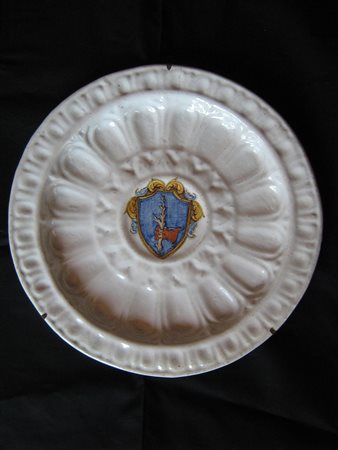 Grande piatto in maiolica con stemma araldico diametro cm.40 - XVIII secolo