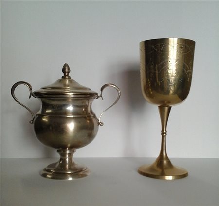 Zuccheriera in argento 800 (gr.223) e calice in metallo dorato