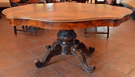 Tavolo da pranzo a biscotto in noce e radica di noce a gamba centrale e piano...