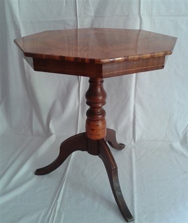 Tavolino sorrentino esagonale in noce e radica intarsiato e filettato...