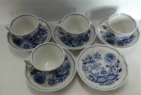 Cinque piattini e quattro tazzine da caffè in porcellana tedesca decorati a...