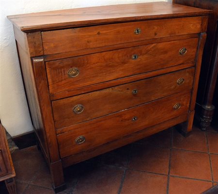 Cassettone Impero in olmo con lesene e piedi a pilastro cm.127x56x106 - XIX...