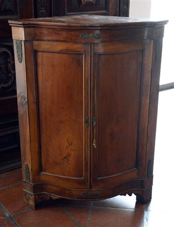 Angoliera in noce a fronte mosso con piano rialzabile e vano sottostante e...