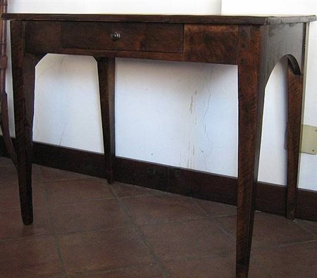 Tavolino scrittoio direttorio in noce a un cassetto con fasce ad arco...