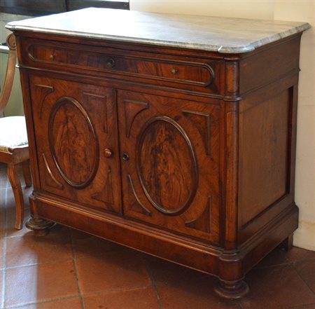 Comò in noce e radica di noce con piano in marmo grigio e piedi a cipolla...