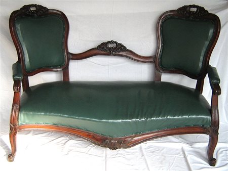 Divano Luigi Filippo in noce intagliato con rivestimento in finta pelle verde...