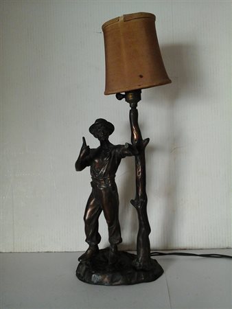 Lampada da tavolo in bronzo brunito raffigurante contadino h.cm.46,5 -...