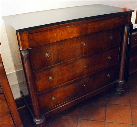 Cassettone Impero impiallacciato in noce a colonna intera con specchiera e...