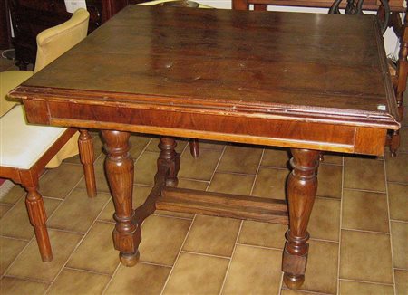 Tavolo in rovere cm.107x98x79 - inizi XX secolo - difetti