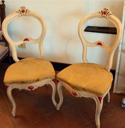 Coppia di antiche sedie laccate