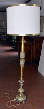 Lampada da terra in ottone sbalzato con paralume h.cm.180