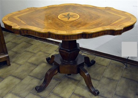 Tavolo a biscotto in noce e radica di noce con piano intarsiato...