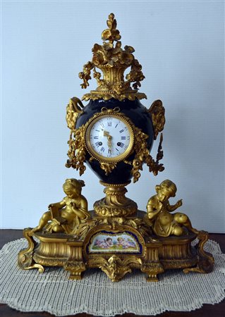 Orologio a pendolo in porcellana blu con smalti e bronzo dorato H.cm.63 - XIX...