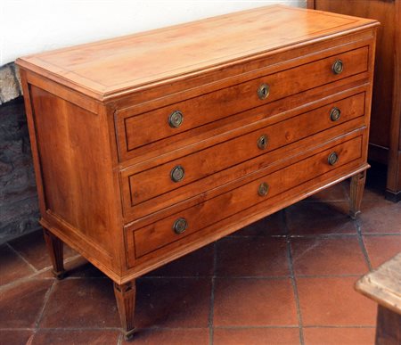 Cassettone in noce a tre cassetti - gambe rastremate e scanalate cm.127x55x89...