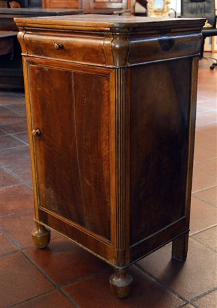 Comodino in noce cm.52x38,5x86 - XIX secolo - difetti