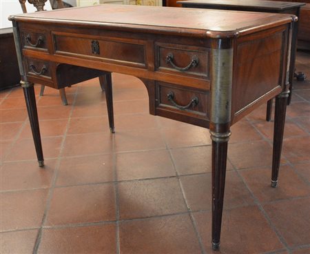 Scrivania a cinque cassetti in noce - piano con inserto in pelle - gambe...