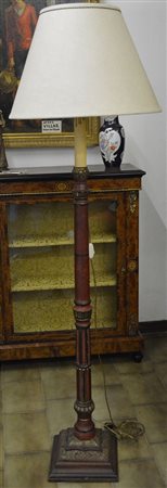 Lampada da terra in legno intagliato e laccato con paralume h.cm.170