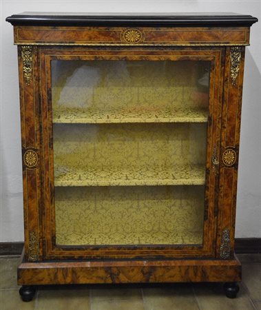 Vetrinetta ad un'anta decorata a marqueterie con profilo del piano ebanizzato...