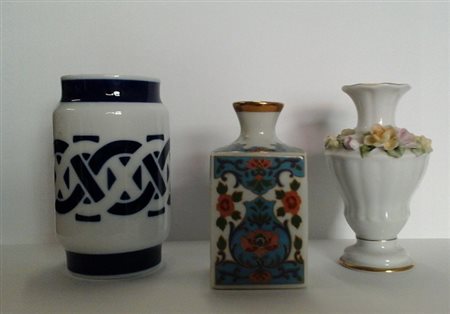 Tre vasetti in porcellana