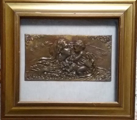 Placca Liberty in metallo con maternità incorniciata cm.