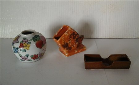 Due vasetti e un posacenere Richard in porcellana