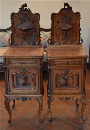 Coppia di comodini Liberty in noce - piano in marmo cm.44x39x132